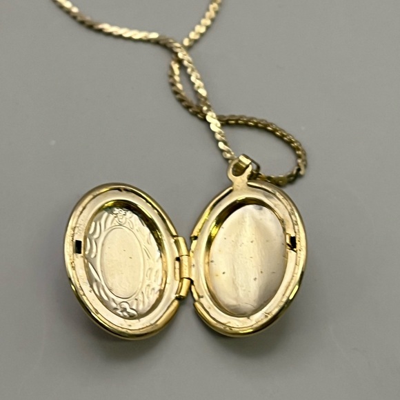 Gold Vintage Locket Necklace with Intricate Floral Design - Picture 3 of 3